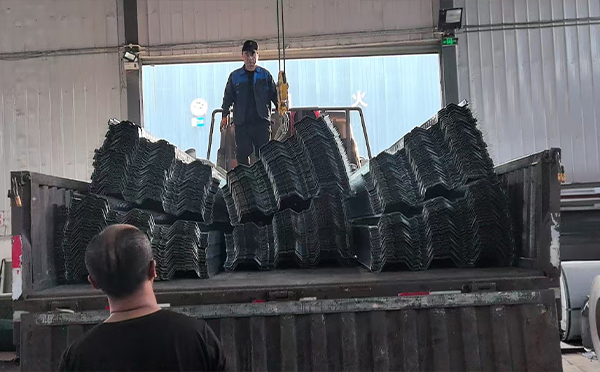 现代建筑中的高效结构选择——互助楼承板的应用解析